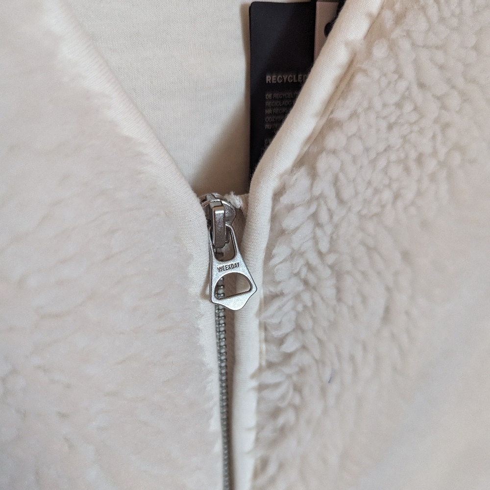 [Weekday] Peggy Fleece Teddy Vest in Off White - Picture 7 of 9